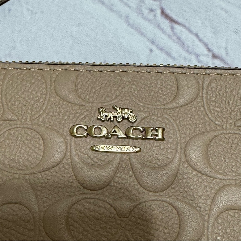 Coach Corner Zip Wristlet in Taupe grain leather with Signature C’s all over Nwt - Picture 7 of 7
